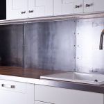 Stahlpaneele als Spritzschutz in der Küche