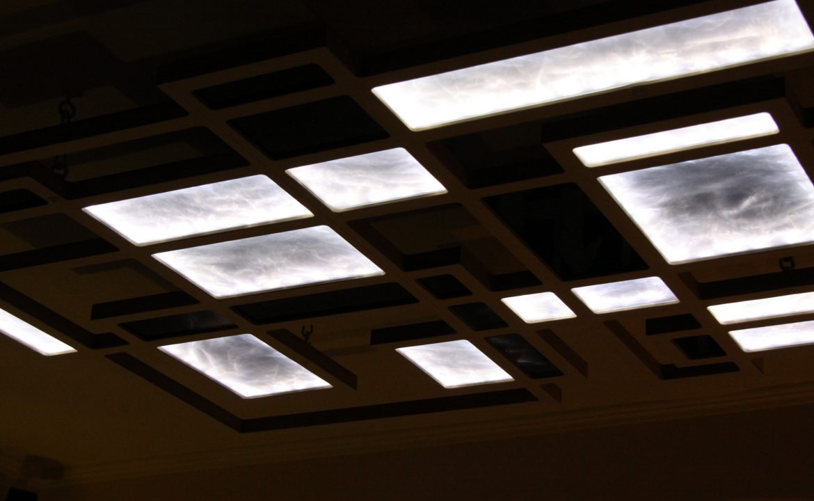 Design-Deckenleuchte von mIRo, die Lampe als Wohnzimmer-Installation