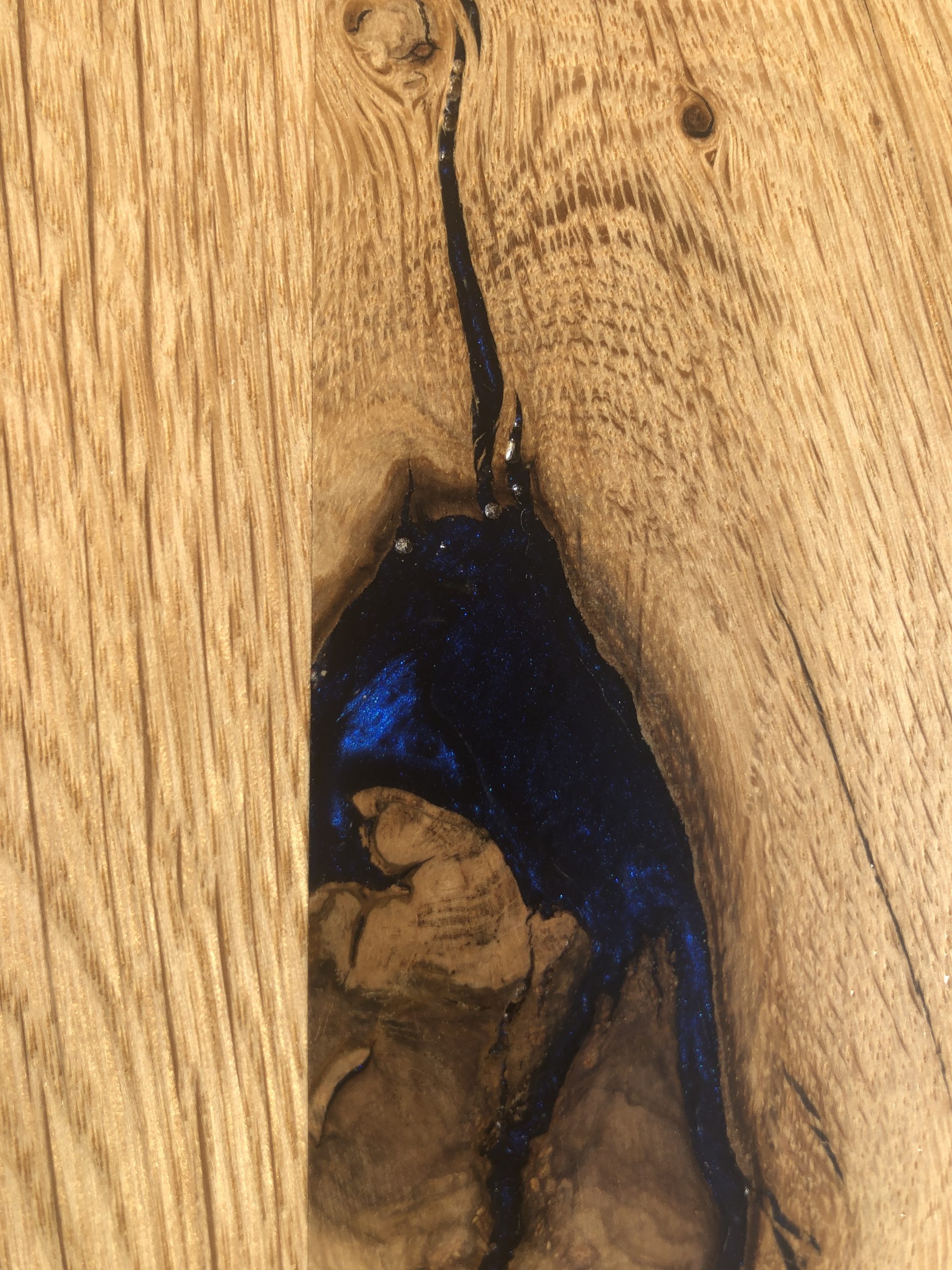 Holzfensterbank, Wildeiche Epoxidharz-Füllung mit Naturkante