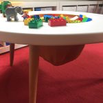 Kindertisch und Spieltisch für das Kinderzimmer mit Staufach als Spiegelei