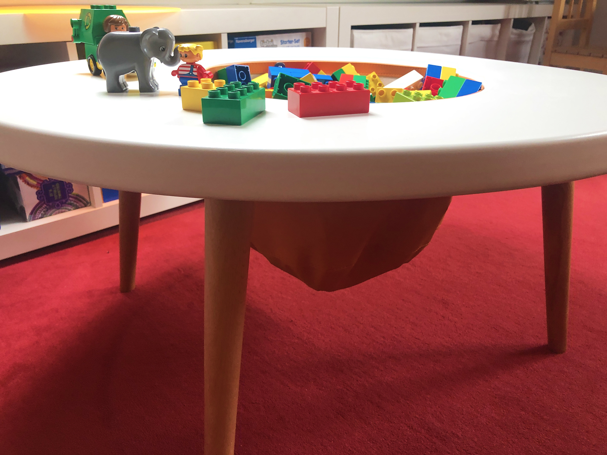 Kindertisch und Spieltisch für das Kinderzimmer mit Staufach als Spiegelei
