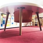 Kindertisch mit Aufbewahrungs-Fach als Sack in Spiegelei-Form