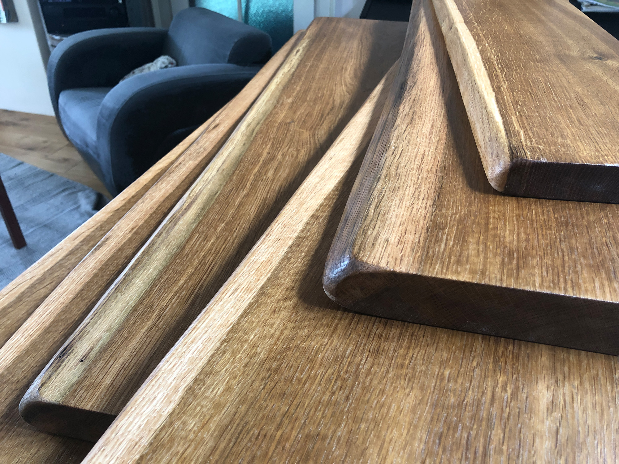 Bemessung der minimalen Tiefe bei der Anfertigung von Holzfensterbänken oder Tischplatten mit Naturkante